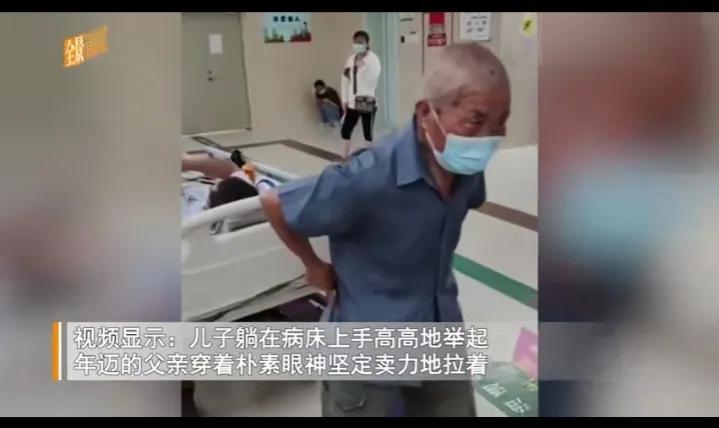 老人用绳子拉着病床上的儿子看病