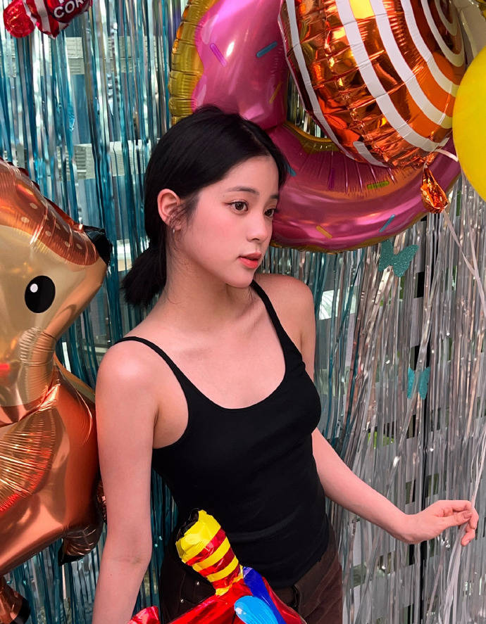 欧阳娜娜晒21岁生日美照 手拿气球留影甜美可爱